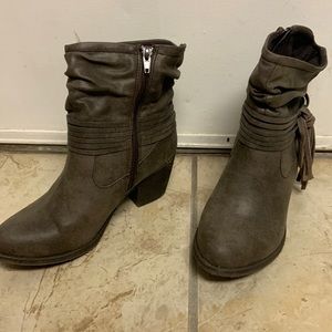 Dark grey ankle boots / like new / 7.5